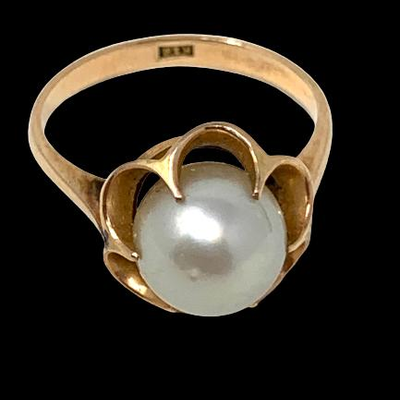 14K Gold Pearl Ring 