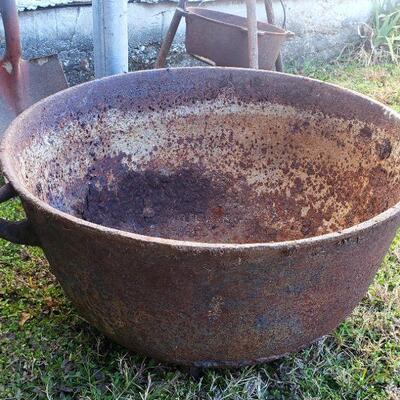 Large Iron Pot/Cauldron