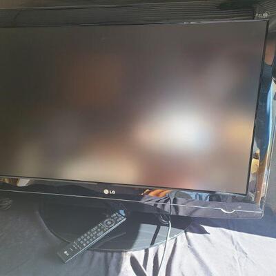 https://ctbids.com/#!/description/share/694352 37” LG HDTV model 37LG50 comes with everything shown in photos. Remote, cords for hookup...