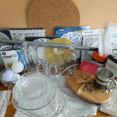 https://ctbids.com/#!/description/share/694363 This lot has so many different items. Includes some lightbulbs, vases, paper doilies,...