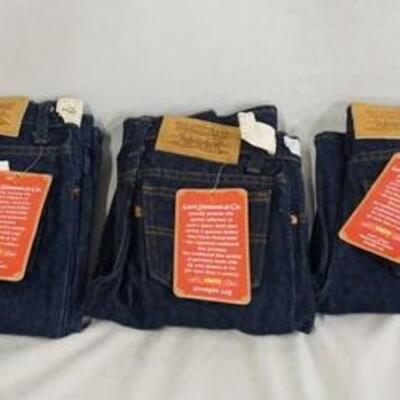 1044	LOT OF FIVE PAIRS OF VINTAGE LEVI STRAUSS & COMPANY JEANS W/ TAGS. ALL ARE SIZE 10 

