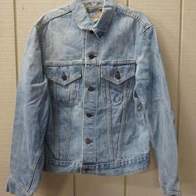 1145	VINTAGE LEVI'S DENIM JACKET W/ TAN COLORED TAB & BIG E. THE NUMBER ON REVERSE OF BUTTONS IS 525
