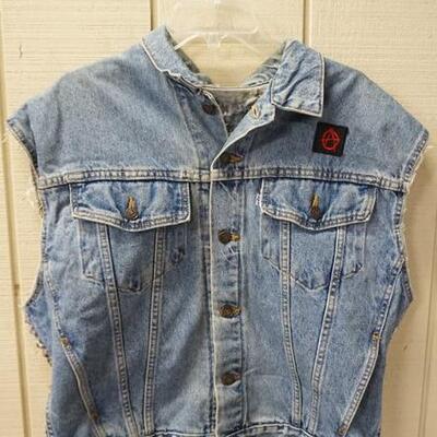1138	VINTAGE USA MADE LEVI STRAUSS & COMPANY STUDDED VEST W/ WHITE TAB. NUMBER OF REVERSE OF BUTTONS IS 527
