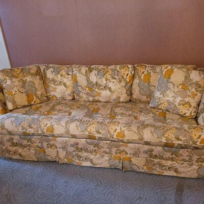 https://ctbids.com/#!/description/share/697694 Are your in-laws coming to town? Perfect! They can sleep on this queen sleeper sofa! It's...