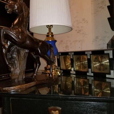 https://ctbids.com/#!/description/share/697652 Decorate your favorite corner in the house. Includes table, wooden horse, barometer and a...
