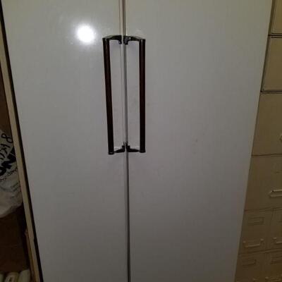 https://ctbids.com/#!/description/share/697717 Older white Kenmore Frostless side by side refrigerator. Possibly needs a new compressor,...