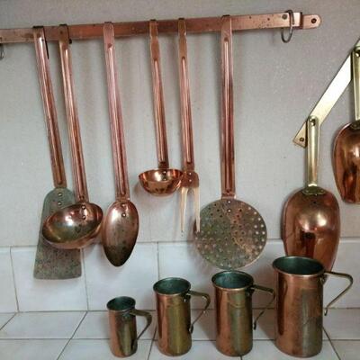 https://ctbids.com/#!/description/share/697667 Beautiful assortment of copper kitchen utensils. Includes measuring cups, measuring...