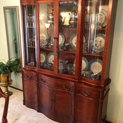 Beautiful glass-front display cabinet in very good condition!