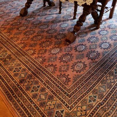 https://ctbids.com/#!/description/share/700613 Beautiful Oriental rug in shades of rose, blue and cream. Measures 100