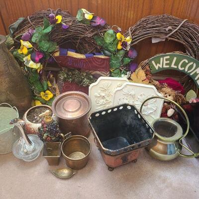 https://ctbids.com/#!/description/share/700601 Many different plant holders of various styles and sizes. Four wreaths, one made of...