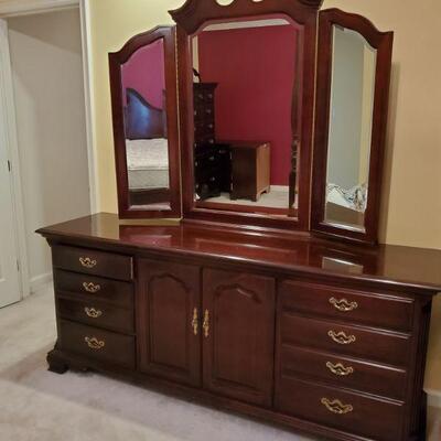 https://ctbids.com/#!/description/share/700562 Beautiful Thomasville Collector's Cherry triple dresser with mirror. Dresser has a trifold...