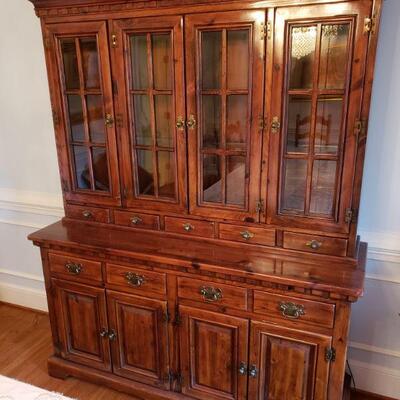 https://ctbids.com/#!/description/share/700606 Gorgeous Link-Taylor knotty pine china cabinet with light. 64