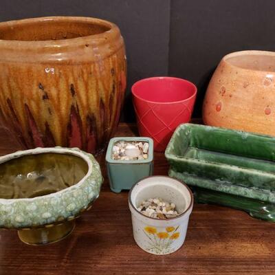 https://ctbids.com/#!/description/share/700516 Collection of stone and ceramic pots. Largest measures 9
