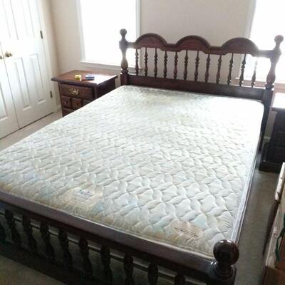 https://ctbids.com/#!/description/share/700523 Thomasville queen size spindle bed. Comes with Sealy Posturepedic mattress and boxspring....