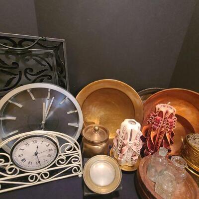 https://ctbids.com/#!/description/share/700671 Decorative plates, trays, candles and clocks. Tray measures 18