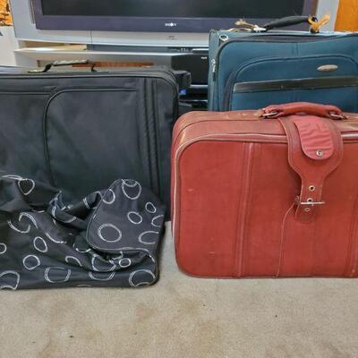 https://ctbids.com/#!/description/share/700605 Assortment of luggage. Somoma rolling duffle bag 22x12x12
