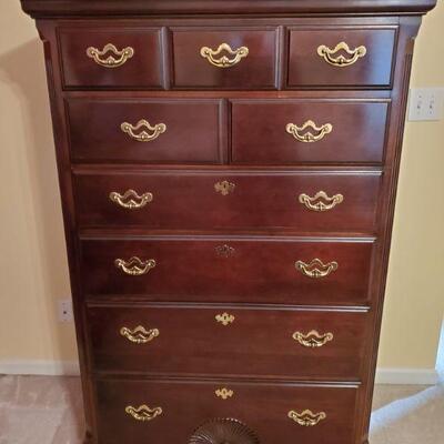 https://ctbids.com/#!/description/share/700558 Beautiful Thomasville cherry dresser with 6 drawers. Measurements 43x20x63