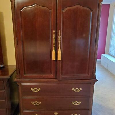 https://ctbids.com/#!/description/share/700561 Beautiful Thomasville Collector's Cherry armoire. Armoire has 2 doors that open up and...
