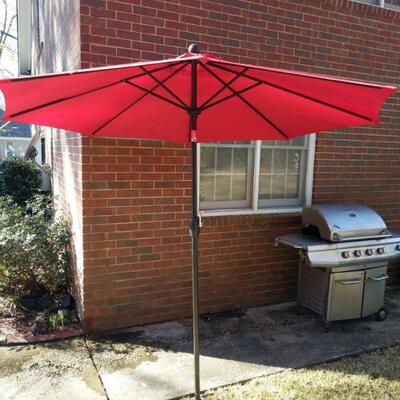 https://ctbids.com/#!/description/share/700622 Outdoor 9 ft Umbrella. Hand crank and tilting with carrying case
