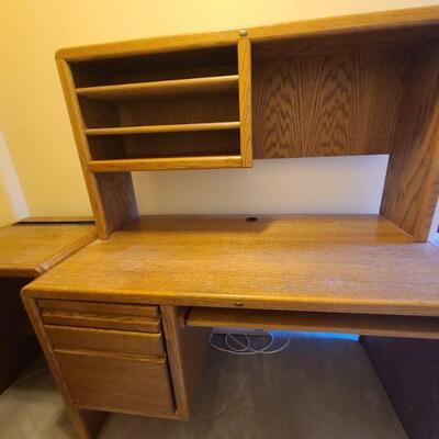 https://ctbids.com/#!/description/share/700570 Encore office desk with hutch and matching printer desk.
The hutch does detach. Office...