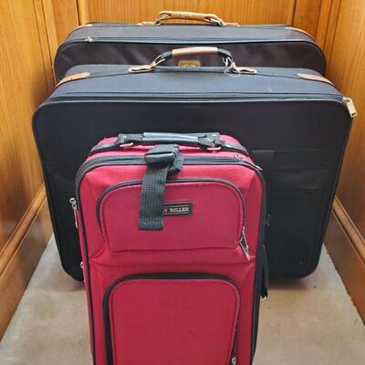 https://ctbids.com/#!/description/share/700604 Set of 3 pieces of luggage. Red Easy Roller 14x20x10