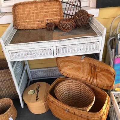Wicker desk $20
31 X 16 X 32"