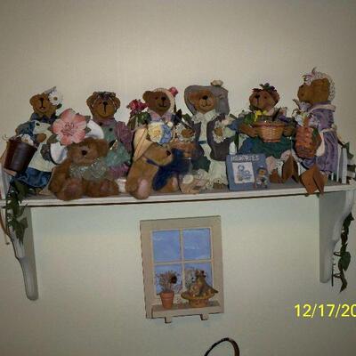 Wood wall shelf ; Boyds Bears Figurines and plush