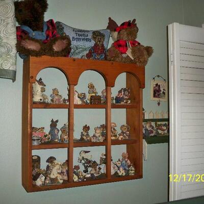 Wood Wall shelf ; Boyds Bears Figurines
