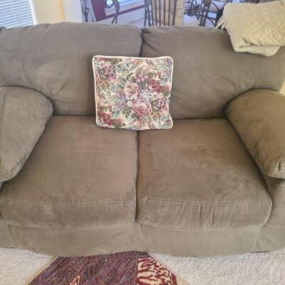 https://ctbids.com/#!/description/share/709628 Beautiful microfiber loveseat is comfy as can be. This loveseat is in great condition and...