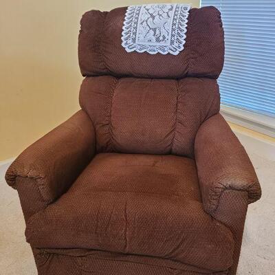 https://ctbids.com/#!/description/share/709620 Comfortable Lay-Z-Boy recliner, lean back and relax.
Measures 32