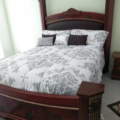 https://ctbids.com/#!/description/share/709589 Beautiful, bold queen size bed from the Ashley Furniture Gilded Court collection.
Gilded...