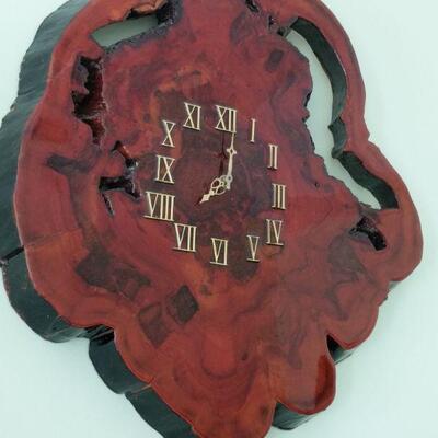 https://ctbids.com/#!/description/share/709586 Rustic looking vintage wood slab tree trunk clock. Beautiful deep brown color with epoxy...