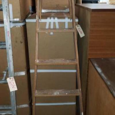 #5288 â€¢ 6' Wooden Ladder