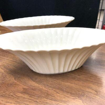 https://www.ebay.com/itm/124540533658	WRY5013C Boehm Porcelain - 2 Decorative Bowls		Auction
