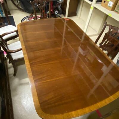 dining room table in good condition