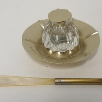 1062	INKWELL & PEN W/MOTHER OF PEARL HANDLE
