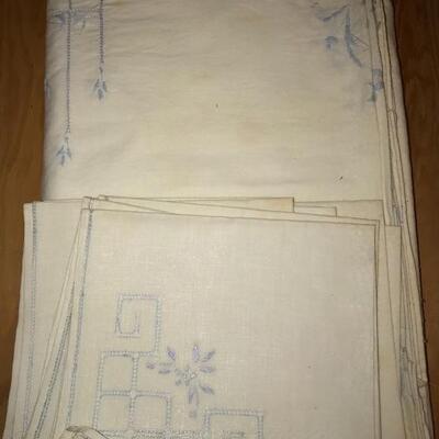Table cloths , napkins