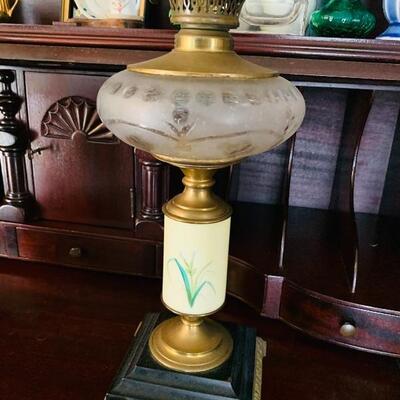 Original Oil Lamp - NOT electrified -
Unique Daffodil etched oil reservoir on painted Daffodil porcelain stand
Square base