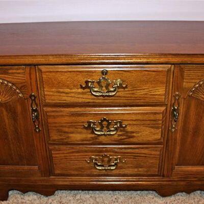 This Lane cedar chest is in brand new condition.  It's really a nice piece!!!