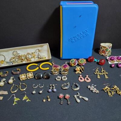 https://ctbids.com/#!/description/share/721065 Nice large assortment of earrings. Includes dangle, clip on and stud backing. Blue plastic...
