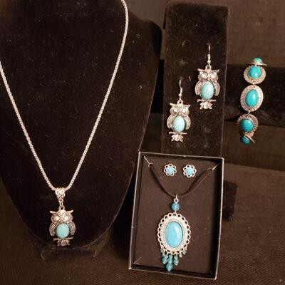 https://ctbids.com/#!/description/share/721062 Beautiful collection of turquoise jewelry.

 