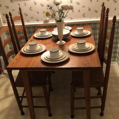 Kitchen Table with (4) Matching Ladder Back Rush Bottom Chairs - Good Condition