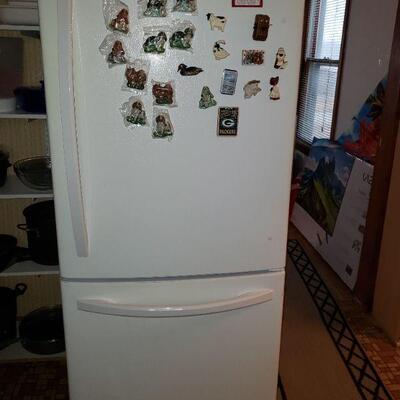 Kenmore Refrigerator with freezer below. Mfg date of 2013. Works very well.