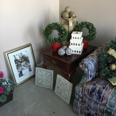 Round upright wreaths have been sold.