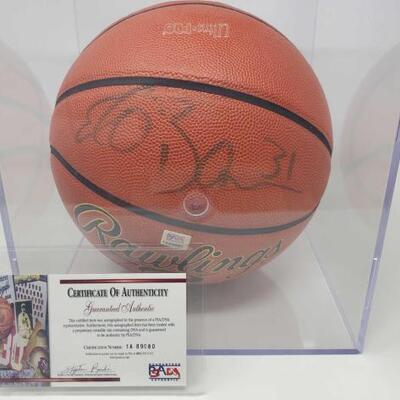 2126	

Ed Obannon Signed Basketball in Case with COA
PSA/DNA Number 1A89080