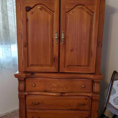 5022	

Armoire And Matching Dresser
Contents Inside Not Included. Measurements Range Approx 40