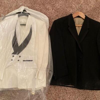 2050	

Two Menâ€™s Suit Jackets - Ralph Lauren and Ratner
Two Menâ€™s Suit Jackets - Ralph Lauren and Ratner