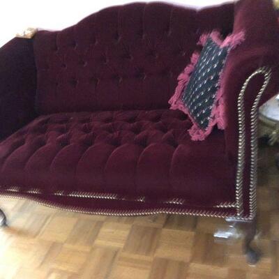 https://www.ebay.com/itm/124564345216	TR8032 Vintage Red Velvet Loveseat/ Sofa Pickup Only
