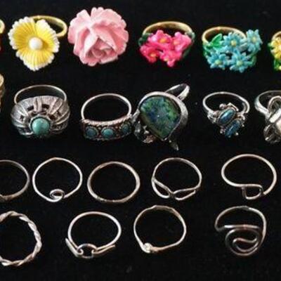 1262	LOT OF APPROXIMATELY 34 COSTUME RINGS, SOME MAY BE STERLING	25	50	10	PLEASE PAY ATTENTION FOR DAILY ADDITIONS TO THIS SALE. PARTIAL...