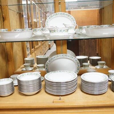 1124	91 PIECE NORITAKE *TRADITION* DINNERWARE SET. SERVICE FOR 12 PLUS SERVING PIECES. LARGEST PLATTER IS 13 1/2 IN 
